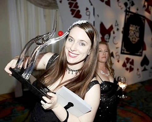 holding-award